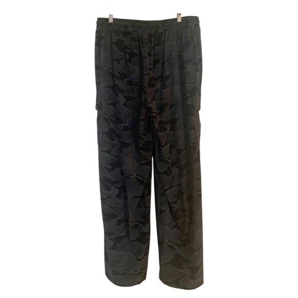 •SOLD•TORRID Gray + Black Camouflage Lightweight Wide Leg Women's Cargo Pants 1R - Picture 6 of 7